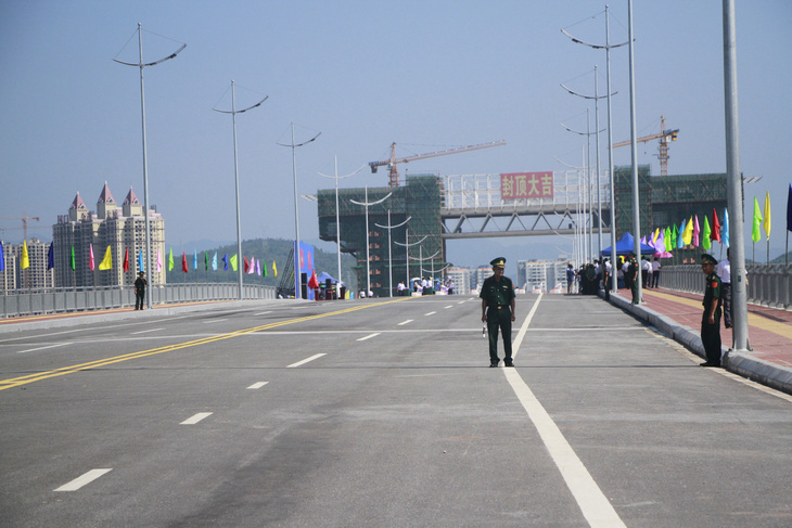 Khánh thành cầu Bắc Luân 2 nối Việt Nam - Trung Quốc - Ảnh 3.