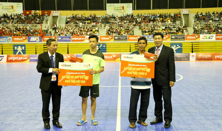 Khán giả TP.HCM hào hứng với Futsal - Ảnh 2.