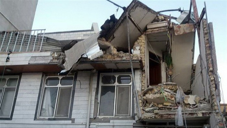 Thị trấn Iran tan hoang sau động đất, hơn 200 người chết - Ảnh 4.