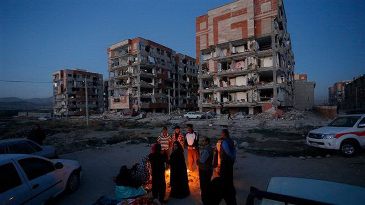 Thị trấn Iran tan hoang sau động đất, hơn 200 người chết - Ảnh 2.