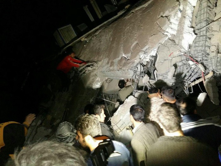 Thị trấn Iran tan hoang sau động đất, hơn 200 người chết - Ảnh 11.