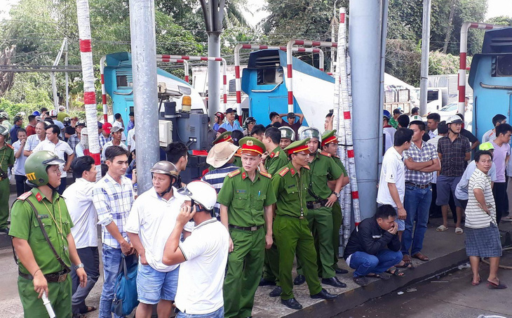 Tài xế buộc nhân viên thu phí nhận tiền lẻ, quốc lộ 1 kẹt cứng - Ảnh 9.