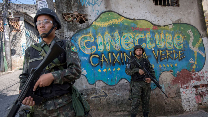 Cả ngàn binh sĩ vào khu ổ chuột Brazil diệt băng đảng - Ảnh 2.