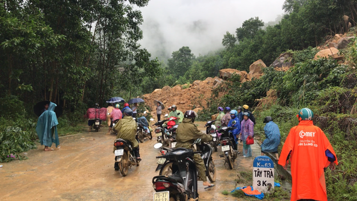 Tạm khai thông 300 điểm sạt lở ở miền núi Quảng Ngãi  - Ảnh 2.