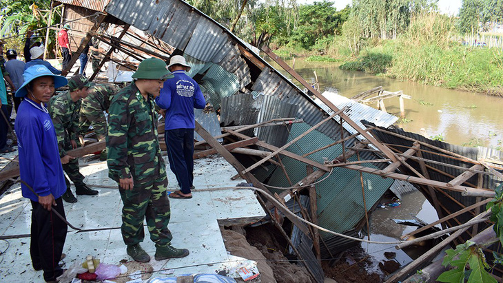 Bốn nhà dân bị sụp xuống kênh Cỏ Lau giữa tối khuya - Ảnh 3.