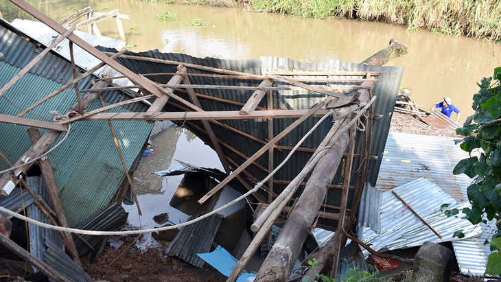 Bốn nhà dân bị sụp xuống kênh Cỏ Lau giữa tối khuya - Ảnh 4.