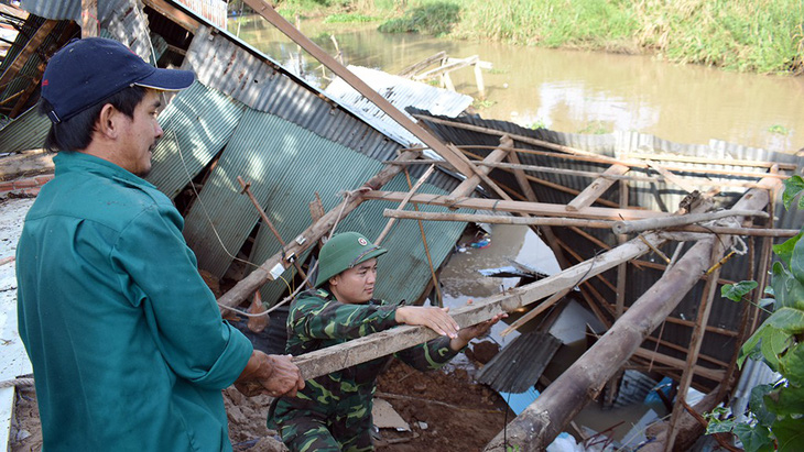 Bốn nhà dân bị sụp xuống kênh Cỏ Lau giữa tối khuya - Ảnh 6.