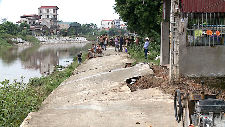 Đường bờ kè sông vừa làm đã nứt toác, chủ tịch huyện thoái thác bận họp - Ảnh 5.