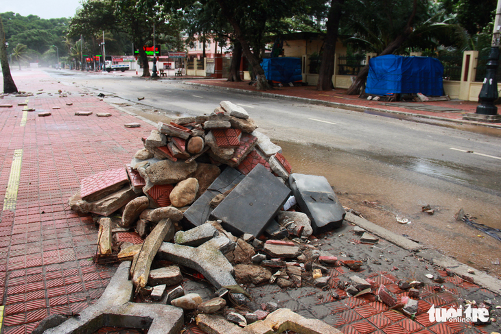 Lốc xoáy, 4 người bị thương, nhiều nhà sập tốc mái tại Thái Bình - Ảnh 11.