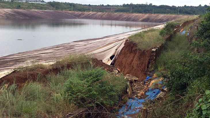 Xuất hiện vết nứt dài 100 mét gần hồ bùn đỏ Alumin Nhân Cơ - Ảnh 2.