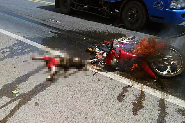Xe máy bốc cháy sau tai nạn, bé gái 3 tuổi tử vong - Ảnh 1.