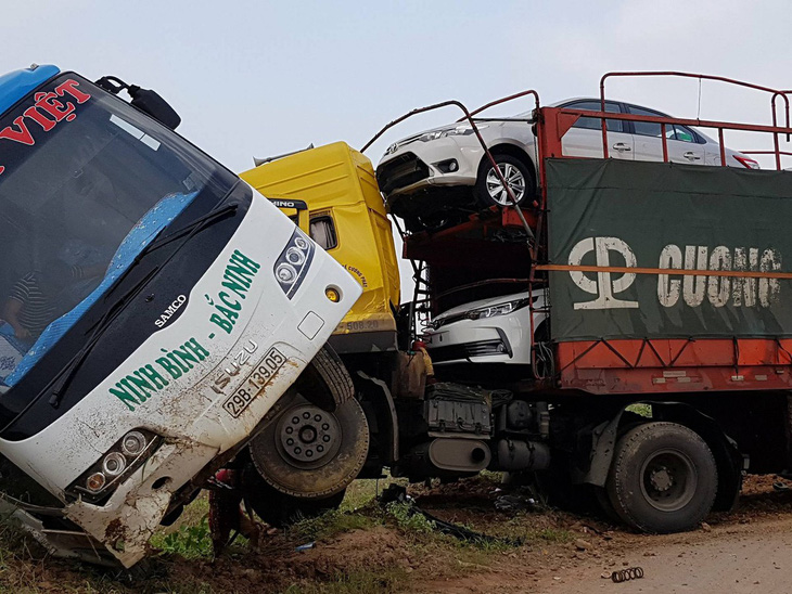 Xe đầu kéo húc văng xe khách trên cao tốc Pháp Vân- Cầu Giẽ - Ảnh 3.