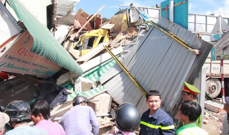 Kinh hoàng xe tải chở dăm tông sập bốn căn nhà bên đường - Ảnh 2.