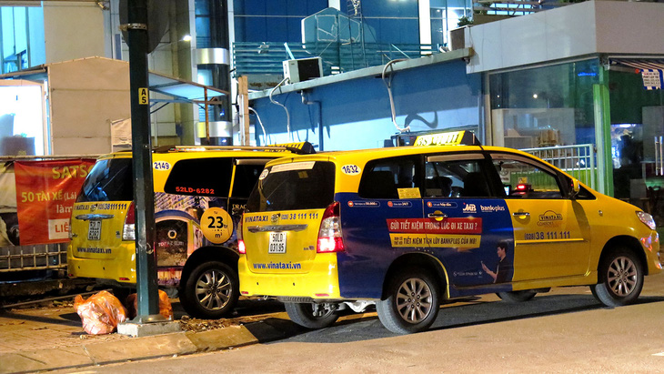 Taxi cố thủ đường vào sân bay Tân Sơn Nhất chờ đón khách - Ảnh 4.