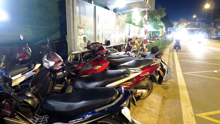 Taxi cố thủ đường vào sân bay Tân Sơn Nhất chờ đón khách - Ảnh 5.