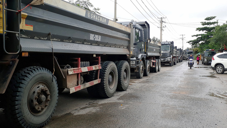 Mỏ đá đưa hàng chục xe ben ra đối thoại với dân - Ảnh 5.