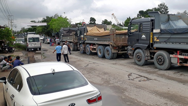 Mỏ đá đưa hàng chục xe ben ra đối thoại với dân - Ảnh 4.