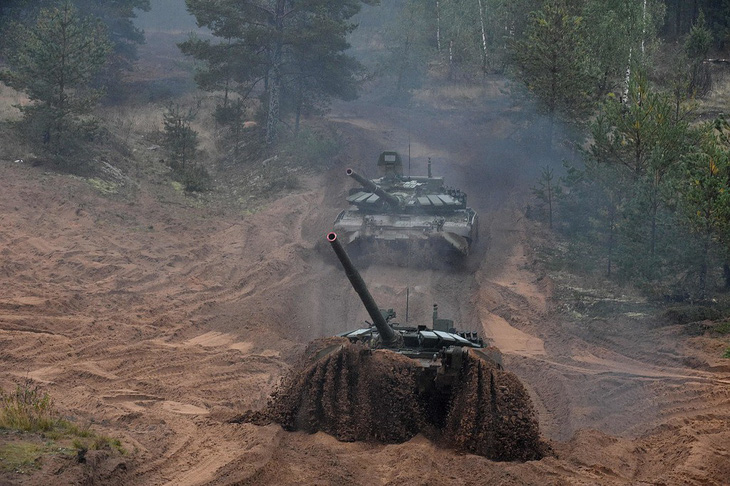Nga tập trận xe tăng rầm rộ tại biên giới - Ảnh 1.