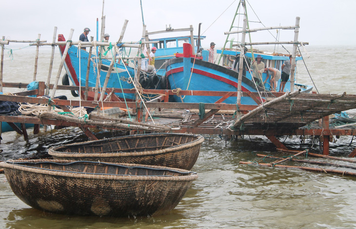 Giông lốc đánh chìm tàu cá ở cửa biển Sa Cần - Ảnh 1.