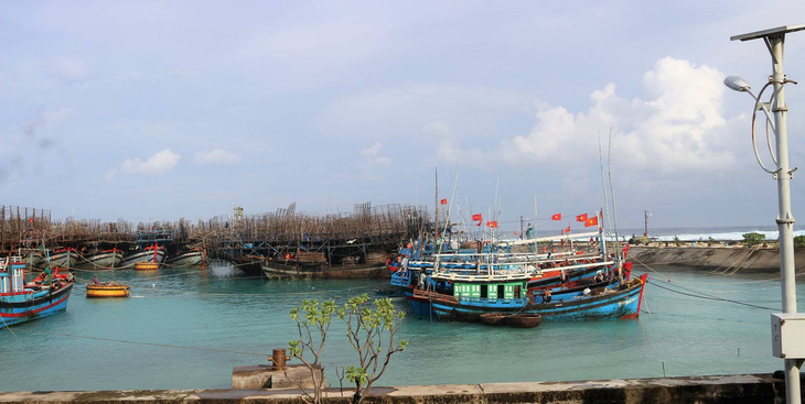 Hàng chục tàu cá vào âu tàu, làng chài Trường Sa trú ẩn - Ảnh 1.