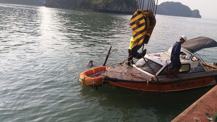 Tàu du lịch chìm khi va chạm sà lan, 31 khách Trung Quốc thoát nạn - Ảnh 2.