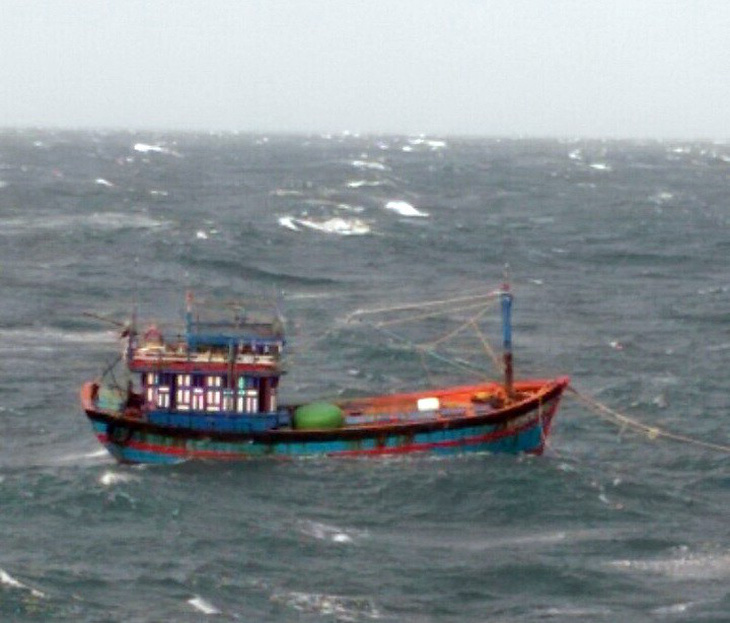 Vượt gió bão Kai-Tak, cứu được sáu ngư dân - Ảnh 2.