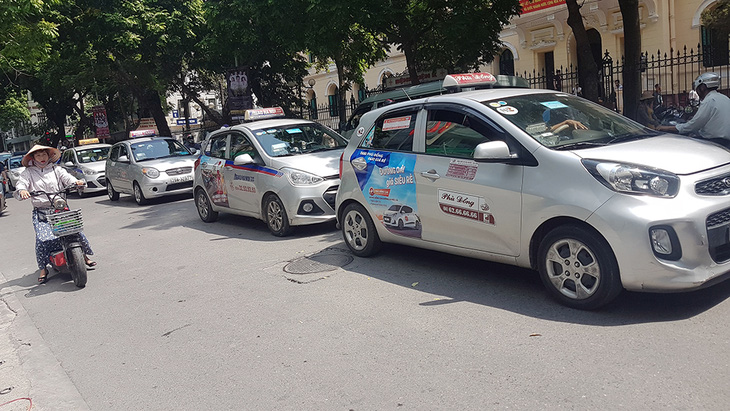 Taxi Hà Nội yêu cầu dừng khẩn cấp Grab-Uber - Ảnh 1.