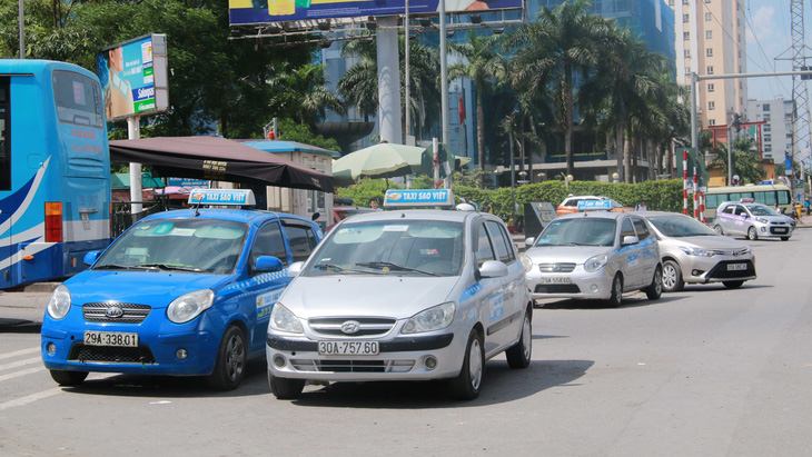 Hà Nội bác phương án tăng cước vận tải ăn theo giá xăng - Ảnh 1.