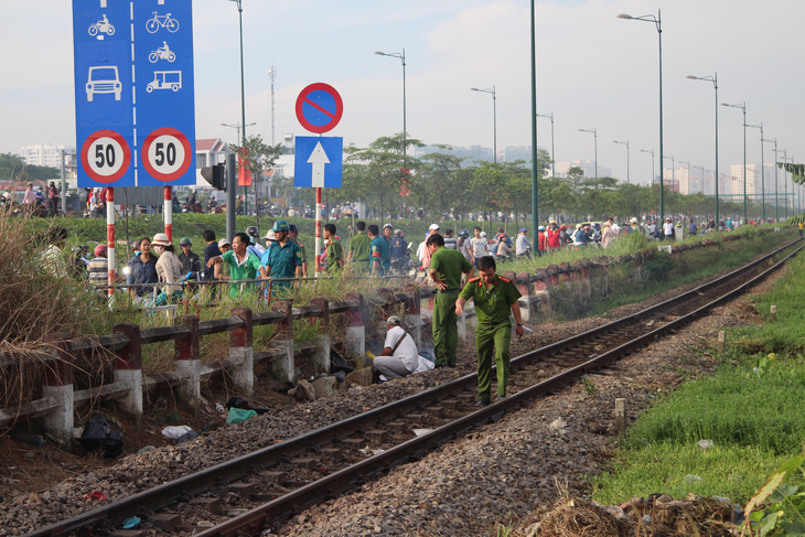 Bị tàu hỏa tông, một phụ nữ tử vong - Ảnh 1.