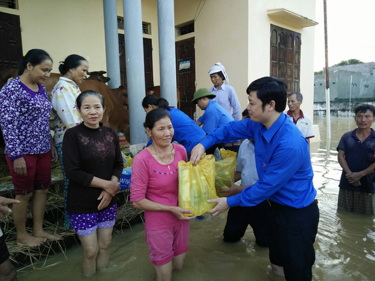 thanh-hoa-dai-dien-tinh-doan-tang-qua-cho-nguoi-dan-thon-phu-cam-1-1507852625659