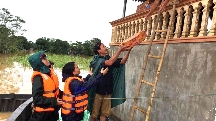 Thanh Hóa: hàng nghìn nhà dân ngập nước, huyện cứu trợ khẩn cấp - Ảnh 10.