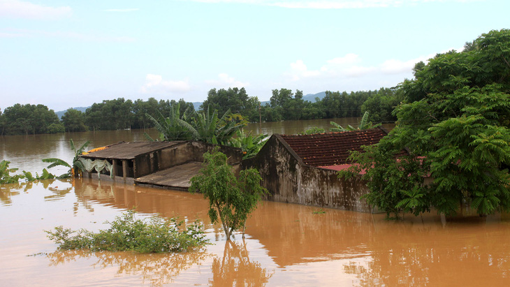 Thanh Hóa: hàng nghìn nhà dân ngập nước, huyện cứu trợ khẩn cấp - Ảnh 2.