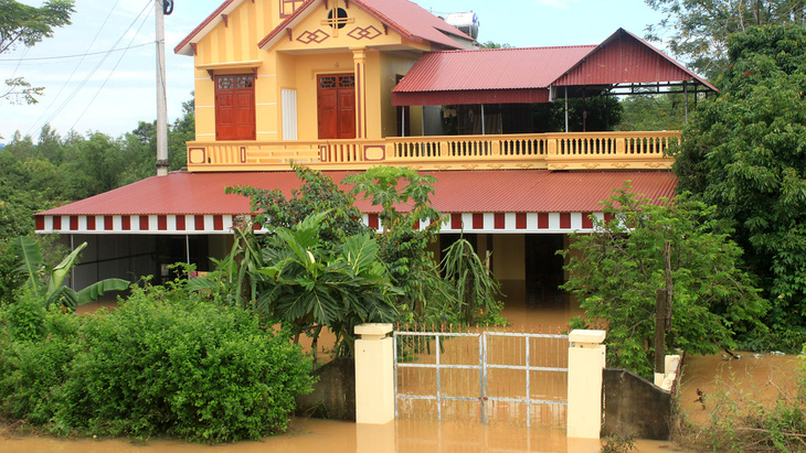 Thanh Hóa: hàng nghìn nhà dân ngập nước, huyện cứu trợ khẩn cấp - Ảnh 6.