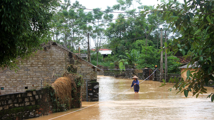 Thanh Hóa: hàng nghìn nhà dân ngập nước, huyện cứu trợ khẩn cấp - Ảnh 5.