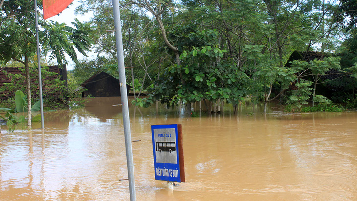 Thanh Hóa: hàng nghìn nhà dân ngập nước, huyện cứu trợ khẩn cấp - Ảnh 8.