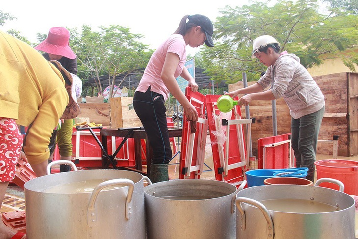 Bỏ việc nhà, thầy cô vùng lũ dọn trường lớp đón trò - Ảnh 3.