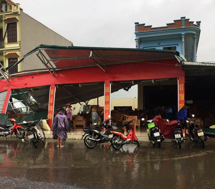 Lốc xoáy, 4 người bị thương, nhiều nhà sập tốc mái tại Thái Bình - Ảnh 3.