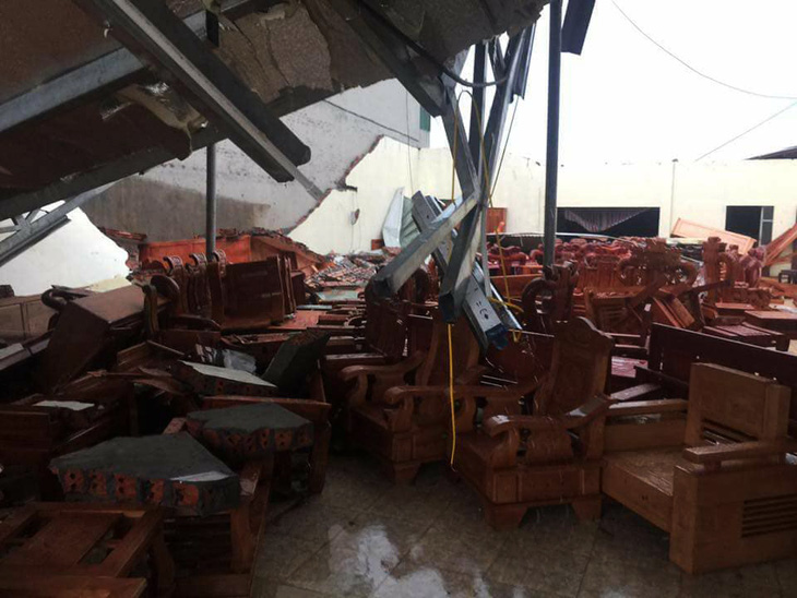 Lốc xoáy, 4 người bị thương, nhiều nhà sập tốc mái tại Thái Bình - Ảnh 4.