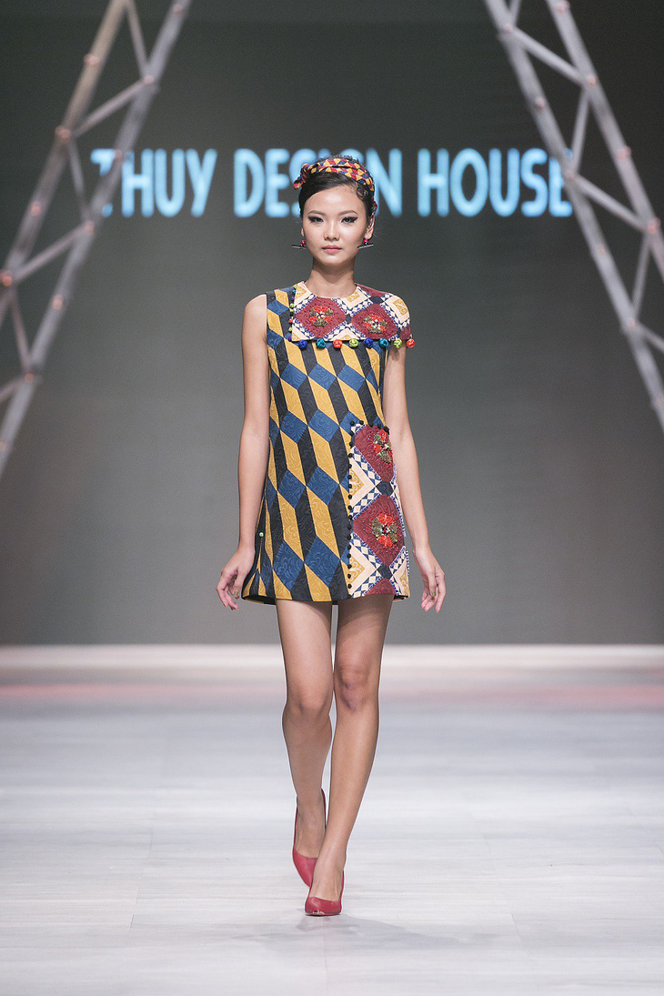 Ngô Thanh Vân đưa thời trang Cô Ba Sài Gòn lên sàn catwalk  - Ảnh 12.