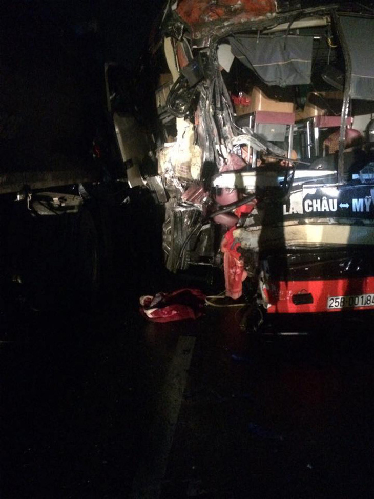 Xe khách, xe tải đấu đầu trên đường cao tốc, 8 người bị thương - Ảnh 2.