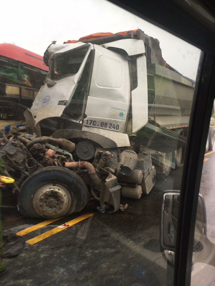 Xe khách, xe tải đấu đầu trên đường cao tốc, 8 người bị thương - Ảnh 3.