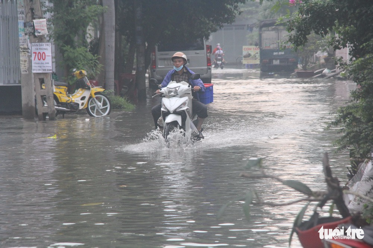 Người dân TP.HCM đầu tuần vất vả vượt ải triều cường lịch sử - Ảnh 21.