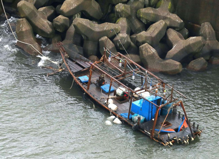 Tàu Triều Tiên dồn dập vào biển Nhật: tàu cá hay tàu gián điệp? - Ảnh 2.