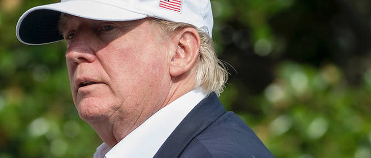 Tổng thống Trump bị chỉ trích vì đội mũ trắng  - Ảnh 1.