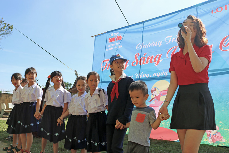 Mang trăng sáng Trung thu lên cho trẻ em vùng cao - Ảnh 6.