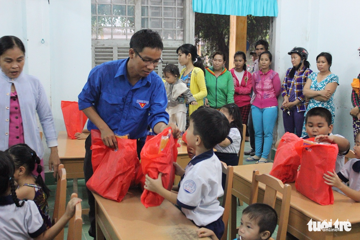 Đội mưa đem Trung Thu đến với các em nhỏ Bến Tre - Ảnh 3.