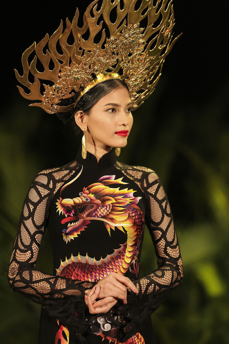 Trương Thị May làm bà lái đò trên sàn diễn thời trang Hội An - Ảnh 15.