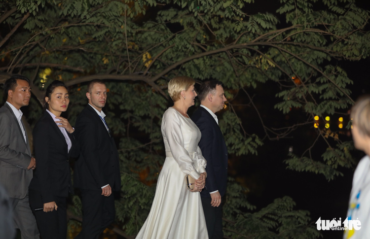Tổng thống Ba Lan và phu nhân dạo bước bên Hồ Gươm - Ảnh 2.