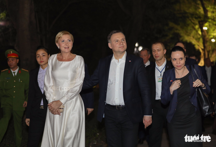 Tổng thống Ba Lan và phu nhân dạo bước bên Hồ Gươm - Ảnh 1.