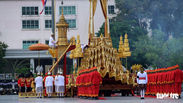 Thế giới trong tuần qua ảnh: lễ tang cố vương Thái Lan, căng thẳng ở Catalonia - Ảnh 1.